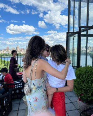 Christopher Meloni Instagram - Graduates
Hugs
#celebration
#Allthebeautifulwomeninmylife @isabelgillies @therealmariskahargitay @sophiaemeloni