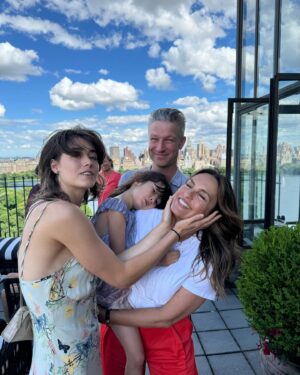 Christopher Meloni Instagram - Graduates
Hugs
#celebration
#Allthebeautifulwomeninmylife @isabelgillies @therealmariskahargitay @sophiaemeloni