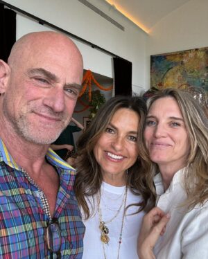 Christopher Meloni Instagram - Graduates
Hugs
#celebration
#Allthebeautifulwomeninmylife @isabelgillies @therealmariskahargitay @sophiaemeloni