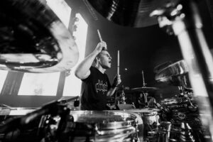 Chuck Comeau  Instagram - B&W in Brazil! 🤍🖤🇧🇷

Every single show here has been magical. I’m so glad to finally be back here. It feels like home and I’m loving every minute! Can’t wait for Rio and Belo Horizonte! 💚💛🤘

📸: @annaleemedia