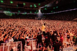 Chuck Comeau  Instagram - Brasil!!! 🇧🇷🇧🇷🇧🇷🥺🥺🥺

Eu te amo para sempre! ❤️❤️❤️

Headlining @iwannabe.tour at @allianzparque in São Paulo was what dreams are made of. 🤩🤩🤩

Muito, Muito Obrigado to every single fan who was there last night and to everyone in Brazil who has supported our band since the first time we came here back in 2005! 🙏🙏🙏

This was our tenth time here in your beautiful country and I can promise you we will never stop COMING TO BRAZIL! 🫶

See you tonight in Curitiba! 🤘⚡️🤘