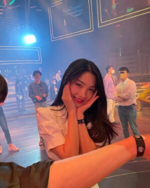 Chun Young-min Instagram - 열심히흔들었던그날,,,,🍾✨