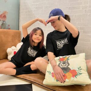Chutima Teepanat Instagram - พพ บอกให้ทำมือเป็น🖤😅 #รูป2คือกำลังบังคับแม่อยู่🤣

👚 @vela.bk