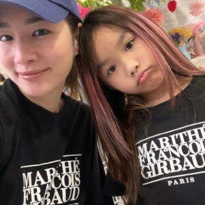 Chutima Teepanat Instagram - พพ บอกให้ทำมือเป็น🖤😅 #รูป2คือกำลังบังคับแม่อยู่🤣

👚 @vela.bk