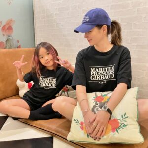 Chutima Teepanat Instagram - พพ บอกให้ทำมือเป็น🖤😅 #รูป2คือกำลังบังคับแม่อยู่🤣

👚 @vela.bk