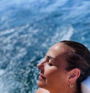 Çiçek Dilligil Instagram - Bu yazın fotoğrafı sanırım bu 🥰
Minik ve nefis bir tatil geçirten @mertasutayofficial , fotoyu çeken gönlü gibi gözü de güzel arkadaşım @yaseminhadivent ve aşkım @boraoztoprak .. Çınarcık’ın ne kadar şahane bir yer olduğunu bize gösterdin gene Mert şahane ev sahipliğinle 🥰 Bir yanı deniz bir yanı dağlar İst’dan 1.5 saat. Çıkın çıkın gidin bence. Nefis koylar dolaştık tekne ile. Şelaleler, dağlar, tepeler. Yolun kenarına sandalyeni koyup denize girebiliyorsun hala. Çay bahçesine poğaçanı alıp gitsen de sıcacık karşılanıyorsun yüzü kadar çayı sıcak kişilerle. Çocukluğunu hatırladığın , mahallende olduğun hissi hep. Neyse biz okeye gidiyoruz Çınar altına, lunaparkta balerine binip haşlama mısır yiyeceğiz. Roma dondurmacısı da yarına kalsın bakalım 🥰 Sonuç yüzümdeki huzur sebebi..
