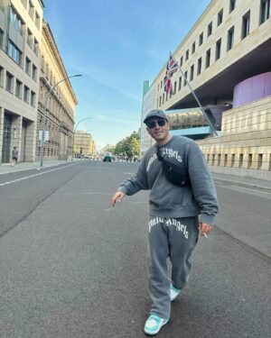 Cihangir Ceyhan Instagram - Yiyorum ,geziyorum spor yapmıyorum ve kilo alıyorum 🦦