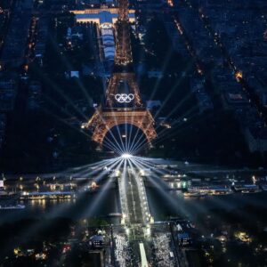 Cindy Fabre Instagram - 🇫🇷 C’était Grandiose !
10 ans de travail pour offrir au monde ce que la France a de plus beau : l’Amour !
Nous dirons que le spectacle était époustouflant, mais toutes ces années de travail, toutes ces personnes et bénévoles investis, ces secrets si bien gardés, ces artistes si entraînés, ces sportifs si fiers ! Waouh ! Merci.
Car malgré la pluie, les sourires ont illuminé cette soirée.
Et puis, quelle émotion de voir l’équipe olympique des réfugiés représentant 100 millions de déplacés dans le monde, de voir Charles Coste, centenaire, plus vieux champion olympique, être le dernier porteur de la flamme ! On l’a imaginée cette finale, on a eu peur même d’être déçus, et puis elle nous a scotchés, les yeux rivés vers le ciel, observant cette montgolfière enflammée, hommage aux frères Montgolfier !

La France réalise des exploits, et celui d’hier soir est entré dans l’Histoire.