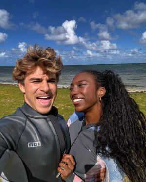 Cindy Miranda Instagram - Première expérience pour moi à l’île Maurice! @c_resorts nous a accueilli pour un festival de kite incroyable #CKiteFestival.
Hosted by @antoineauriol 
Kite, Party, cocktails and food! ✨🏄🏾‍♀️

It was amazing! 🍹 

*invitation