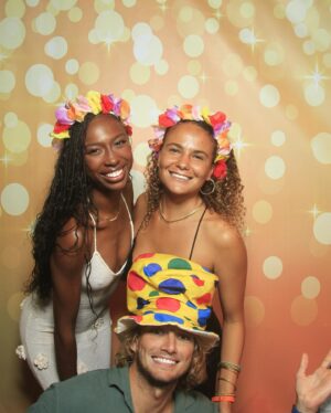 Cindy Miranda Instagram - Première expérience pour moi à l’île Maurice! @c_resorts nous a accueilli pour un festival de kite incroyable #CKiteFestival.
Hosted by @antoineauriol 
Kite, Party, cocktails and food! ✨🏄🏾‍♀️

It was amazing! 🍹 

*invitation