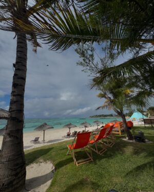 Cindy Miranda Instagram - Première expérience pour moi à l’île Maurice! @c_resorts nous a accueilli pour un festival de kite incroyable #CKiteFestival.
Hosted by @antoineauriol 
Kite, Party, cocktails and food! ✨🏄🏾‍♀️

It was amazing! 🍹 

*invitation