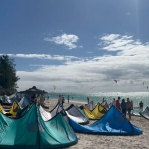 Cindy Miranda Instagram - Première expérience pour moi à l’île Maurice! @c_resorts nous a accueilli pour un festival de kite incroyable #CKiteFestival.
Hosted by @antoineauriol 
Kite, Party, cocktails and food! ✨🏄🏾‍♀️

It was amazing! 🍹 

*invitation