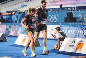 Cindy Poumeyrol Instagram - Notre 1er Marathon pendant les JO de Paris 2024, l'expérience d'une vie, encore tellement d'émotion en revoyant ces photos. On l'a fait, ensemble ✨🫶

@teamorangerunning @asicsrunning @paris2024
#marathonpourtous #finishers