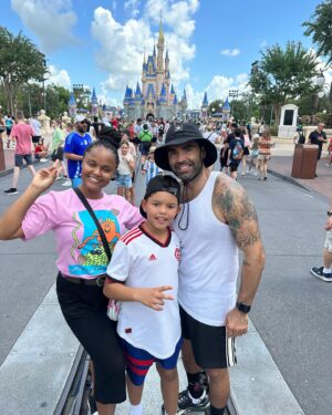Cintia Rosa Instagram - Viagem de férias em família, cheia de encontros e encantos com amigos queridos! Essas lembranças irão permanecer em meu coração! Dias incríveis! #disneyworld