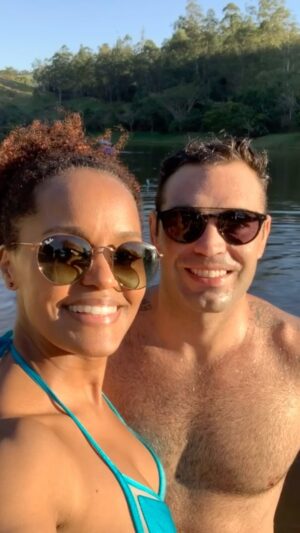 Cintia Rosa Instagram - 13 anos de amor com vc Chico! Um tempo inacreditável para dois jovens bem diferentes um do outro mas com uma vontade louca de estarem juntos! 
Aprendemos com erros com acertos, aprendemos a lidar com as diferenças e a liberdade foi nosso tempero especial! Te amo tanto! 
Bento só chegou pra abrilhantar mais nossa caminhada. Sou feliz com vcs!!! Que bom caminhar e aprender diariamente como lidar um com o outro! Te escolho todos os dias a 13 anos! Te admiro, te quero te amo! ✨🫶🏽🌹💗🌸😘🌟🔥🧑🏽‍🦱👙🍀💐🌎🫧🍷🏋🏾‍♀️🏋🏻‍♂️🏄🏽‍♂️🥇