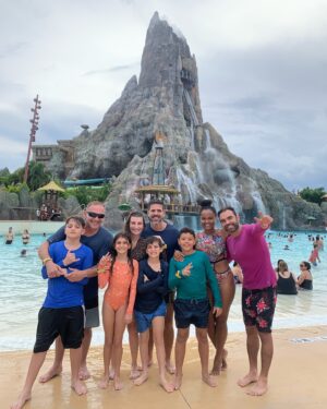 Cintia Rosa Instagram - Viagem de férias em família, cheia de encontros e encantos com amigos queridos! Essas lembranças irão permanecer em meu coração! Dias incríveis! #disneyworld