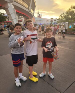 Cintia Rosa Instagram - Viagem de férias em família, cheia de encontros e encantos com amigos queridos! Essas lembranças irão permanecer em meu coração! Dias incríveis! #disneyworld