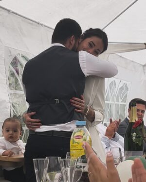 Claire Tomek Instagram - Un mari c’est le gars qui vous soutient dans tous les problèmes que vous n’auriez pas eus si vous ne l’aviez pas épousé. 
Joyeux 2 ans de mariage ❤️

Ps: promis j’avais pas oublié ..