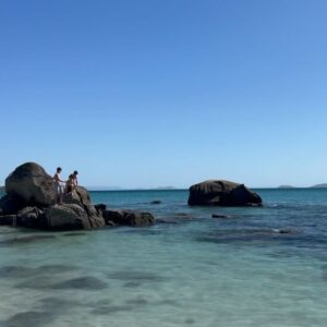 Clara Alvarado Instagram - qué tendrá el mar?! qué tendrá esa línea en el horizonte que tantas preguntas nos lanza desde la quietud más absoluta? Son tantas las reflexiones que afloran con cada contacto con la arena y el agua al pasear… muchas en el plano imaginario pero muchas otras en el real. Pasear mirando el mar definitivamente es pura terapia y vitamina para el ALMA. Qué suerte vivir en un país con tantísima costa así que escápate a la playa si tienes oportunidad porque las ideas se aclaran y los problemas se encaran. Confía 🤍🙏🏼🌊🌞 

os deseo un feliz primer finde de Agosto 🦁💦

PD. Si me queréis dejar por aquí playas bonitas para pasear son más que bienvenidas y preparo una lista <3 gracias familia :)) (o por DM si queréis mantenerlo en secreto 🤫🫶🏻, prometo no desvelarlas). 

BESO GIGANTE!!