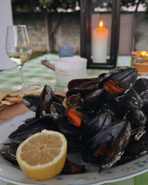Clara Alvarado Instagram - OJALÁ seguir aquí 🩵🥂🌞🐚💚
QUÉ DÍAS por Galicia. 

El norte tiene todo lo que me gusta, todo el verde y todo el azul. Por no hablar del fresquito por las noches, el albariño en las cenas, el marisquito o los pimientos del padrón. Aunque sinceramente creo que la compañía ha sido lo mejor. 

He celebrado el cumple como quería desde el día que fue hasta el día de hoy, un buen cumple gitano en toda regla! 

Las “vacaciones” si así las puedo llamar diría que han sido demasiado cortas aunque haré todas las escapadas de finde que pueda durante el veranito. 

Feliz semana por aquí a tutti!! Y graciñas de nuevo por tanto mensaje bonito por el cumple (aún sigo contestando 🫶🏻).