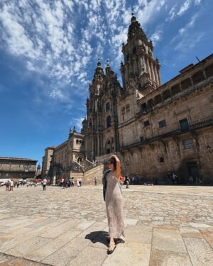 Clara Alvarado Instagram - OJALÁ seguir aquí 🩵🥂🌞🐚💚
QUÉ DÍAS por Galicia. 

El norte tiene todo lo que me gusta, todo el verde y todo el azul. Por no hablar del fresquito por las noches, el albariño en las cenas, el marisquito o los pimientos del padrón. Aunque sinceramente creo que la compañía ha sido lo mejor. 

He celebrado el cumple como quería desde el día que fue hasta el día de hoy, un buen cumple gitano en toda regla! 

Las “vacaciones” si así las puedo llamar diría que han sido demasiado cortas aunque haré todas las escapadas de finde que pueda durante el veranito. 

Feliz semana por aquí a tutti!! Y graciñas de nuevo por tanto mensaje bonito por el cumple (aún sigo contestando 🫶🏻).