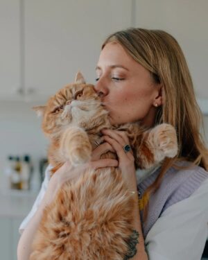 Clara Henry Instagram - Grattis mitt barn!!! Min andra dotter, mitt kött och blod, den snällaste och mest kärleksfulla hårkorven av alla korvar med eller utan hår. Sex år idag. Bästa älskade Helga katt, som jag älskar dig ❤️❤️❤️ #åhhelgakatt

📸: @emmatull