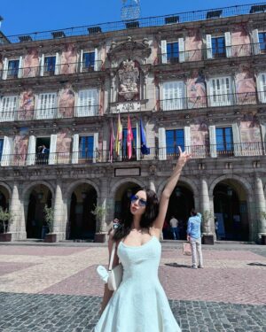 Clara Lee Instagram - if you want to try the famous Calamari sandwich 🦑 at Madid’s Plaza Mayor, you might as well start lining up from the airport!

 #OnlyinMadrid #SOONENT
#Plazamayor #LaCampana @turismocmadrid @vista_madrid @ifema_madrid