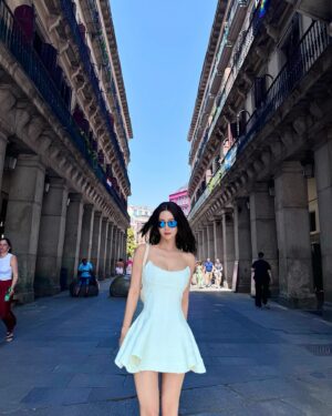 Clara Lee Instagram - if you want to try the famous Calamari sandwich 🦑 at Madid’s Plaza Mayor, you might as well start lining up from the airport!

 #OnlyinMadrid #SOONENT
#Plazamayor #LaCampana @turismocmadrid @vista_madrid @ifema_madrid