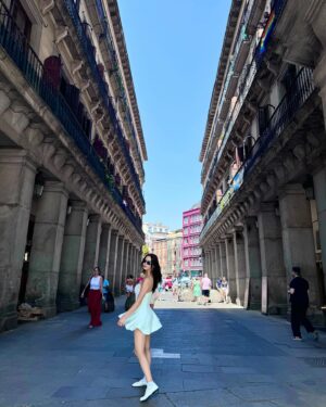 Clara Lee Instagram - if you want to try the famous Calamari sandwich 🦑 at Madid’s Plaza Mayor, you might as well start lining up from the airport!

 #OnlyinMadrid #SOONENT
#Plazamayor #LaCampana @turismocmadrid @vista_madrid @ifema_madrid