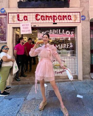 Clara Lee Instagram - if you want to try the famous Calamari sandwich 🦑 at Madid’s Plaza Mayor, you might as well start lining up from the airport!

 #OnlyinMadrid #SOONENT
#Plazamayor #LaCampana @turismocmadrid @vista_madrid @ifema_madrid