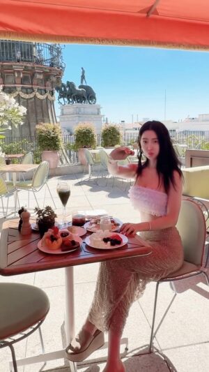 Clara Lee Instagram - 💝 “I made unforgettable memories at the best hotel in Madrid, where elegance and comfort met! 💖
I was thrilled to enjoy the unique design and top-notch service. It was an amazing stay.”💕

#OnlyinMadrid #SOONENT #FSMadrid #FourSeasonsMadrid 
@fsmadrid @turismocmadrid @visita_madrid @ifema_madrid