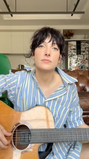 Clarice Falcão Instagram - acordei com vontade de mostrar uma música nova 

ps. quem estiver em SP essa quinta-feira no show do Cine Joia talvez escute essa ao vivo em primeira mão.....
