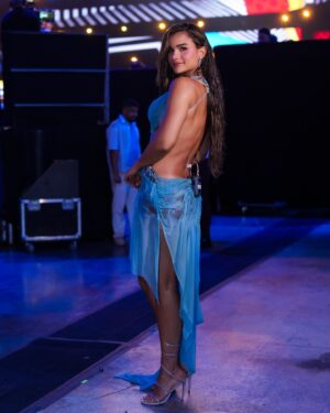 Clarissa Molina Instagram - “La sirena ha salido del mar” se llama este look. 🩵
El amor, la visión y dedicación de @geraldstylist fue top! @luciamaldonado te botaste! 

Stylist @luciamaldonado 
Dress @emasavahl 
Hair & Makeup @geraldstylist 
Accesorios @reinholdjewelers 
Fotografía @gicarlos27