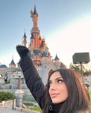 Clarysse Pereira Instagram - J’ai passé une journée magique à Disney ✨
Incroyable de redevenir une enfant le temps d’une journée 🫶🏼👧🏻

Moi mon Disney préféré c’est TOY STORY 🤠 et vous ? 💕