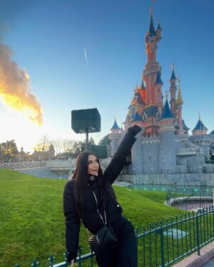 Clarysse Pereira Instagram - J’ai passé une journée magique à Disney ✨
Incroyable de redevenir une enfant le temps d’une journée 🫶🏼👧🏻

Moi mon Disney préféré c’est TOY STORY 🤠 et vous ? 💕
