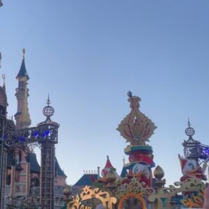 Clarysse Pereira Instagram - J’ai passé une journée magique à Disney ✨
Incroyable de redevenir une enfant le temps d’une journée 🫶🏼👧🏻

Moi mon Disney préféré c’est TOY STORY 🤠 et vous ? 💕