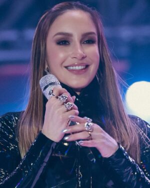 Claudia Leitte Instagram - Eu nunca subi num palco sob 2°C antes. Contudo, meu coração ainda tá aquecido! Obrigada, #Joaçaba! Valeu, #SantaCatarina! 🥹💙🙏🏻
Ps. Quase comecei o show cantando “Let It Go”! 🤣 ❄️🥶🧊