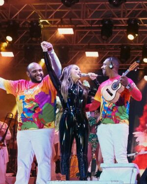 Claudia Leitte Instagram - Eu nunca subi num palco sob 2°C antes. Contudo, meu coração ainda tá aquecido! Obrigada, #Joaçaba! Valeu, #SantaCatarina! 🥹💙🙏🏻
Ps. Quase comecei o show cantando “Let It Go”! 🤣 ❄️🥶🧊