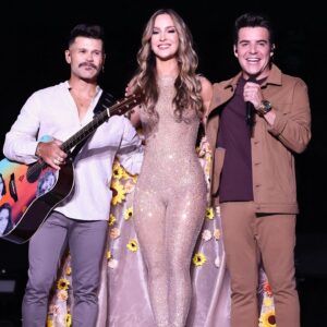 Claudia Leitte Instagram - Aumenta o som porque esse encontro tem melodia e poesia! No próximo sábado, em #Joaçaba, #SC, farei um show maravilhoso, mas, como não poderei levar meus amados @marcosebelutti dessa vez, marque gente talentosa nos comentário, que possam entoar essa belezura de canção no palco, ao meu lado. Vou visitar perfis indicados, escolher um e fazer o convite oficial;) !☺️☺️☺️☺️☺️ Ajudem-me! ♥️