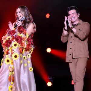 Claudia Leitte Instagram - Aumenta o som porque esse encontro tem melodia e poesia! No próximo sábado, em #Joaçaba, #SC, farei um show maravilhoso, mas, como não poderei levar meus amados @marcosebelutti dessa vez, marque gente talentosa nos comentário, que possam entoar essa belezura de canção no palco, ao meu lado. Vou visitar perfis indicados, escolher um e fazer o convite oficial;) !☺️☺️☺️☺️☺️ Ajudem-me! ♥️