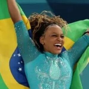 Claudia Leitte Instagram - Hoje entrei no estúdio, preparando meu verão, inspiradíssima! @rebecarandrade no podium, ouro no peito, sorriso de gratidão no rosto e #Jesus brilhando em cada detalhe! Obrigada, Deus! Obrigada!