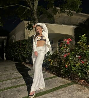 Claudia Leitte Instagram - Ela saiu sorridente, florida, exibida, e o marido tirou fotos. Quando ela chegou e foi se desfazer de tudo, curtiu-se mais uma vez e disse: durma em paz que amanhã tem mais! 
Ps. Não bastassem as fotos cafonas, ela ainda escreve uma legenda cringe… a fim de que seus filhos e sobrinhos adolescentes percebam que ela é uma autoridade e não uma “coleguinha”. Hunf! 🤪