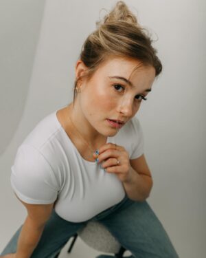 Claudie Mercier Instagram - 🍒

Studio : @le.trait.dunion 

Crédit photos : @dominicsauvageauphotographe 

Crédit maquillage : @bygabb_makeup