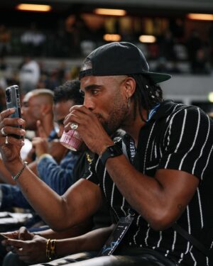 Claudimar Neto Instagram - Sipping @hoxtonspirits courtside🏀🏀 .. thank you 
@britishbasketballleague for having us we had a ball ….. see what what I did there ! 🤣. 
📸 - @chrisalllen 
.
#sundayfunday #hoxtongin #britishbasketballleague #copperarena #basketball #courtside #claudimar