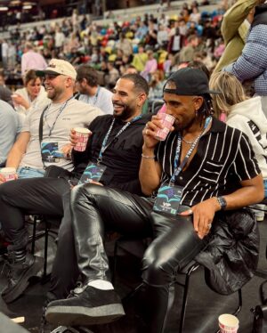 Claudimar Neto Instagram - Sipping @hoxtonspirits courtside🏀🏀 .. thank you 
@britishbasketballleague for having us we had a ball ….. see what what I did there ! 🤣. 
📸 - @chrisalllen 
.
#sundayfunday #hoxtongin #britishbasketballleague #copperarena #basketball #courtside #claudimar
