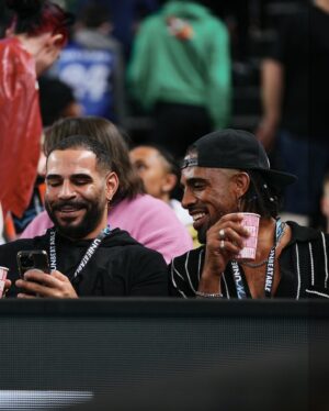 Claudimar Neto Instagram - Sipping @hoxtonspirits courtside🏀🏀 .. thank you 
@britishbasketballleague for having us we had a ball ….. see what what I did there ! 🤣. 
📸 - @chrisalllen 
.
#sundayfunday #hoxtongin #britishbasketballleague #copperarena #basketball #courtside #claudimar