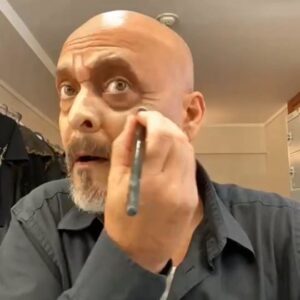 Claudio Galvan Instagram - 🧟‍♂️🧠 O JOVEM FRANKENSTEIN 

Me transformando no Ermitão para @ojovemfrankenstein! Hoje é dia de sessão dupla!

Quem vem? 😍