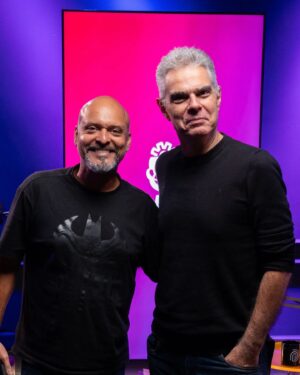 Claudio Galvan Instagram - Atenção, pode parecer que esse episódio foi dublado… rs.
Hoje, @netonizo recebe no Nizológico mais uma lenda da dublagem, @claudiogalvan . Conhecido por dar voz a personagens inesquecíveis como Pato Donald, Garfield, Ursinho Pooh, Wall-E, Megamente e muitos outros. Nizo e Galvan abordam os desafios de trazer vida a personagens icônicos, experiências pessoais e como seus personagens influenciaram sua carreira e a cultura pop.

Novamente, foi um encontro de gigantes e uma aula sobre dublagem, repleta de humor e nostalgia. Perfeito para fãs de animações, filmes e todos que admiram a arte da dublagem.

Detalhe importante: hoje você vai aprender a imitar o Pato Donald; teve até tutorial.

Pegue a pipoca e aperte o play, afinal, aqui a gente cria o bicho solto.

#Nizológico #nizoneto #Claudiogalvan #dublagem #dublagembrasil #patodonald #dubladores