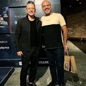 Claudio Galvan Instagram - 🧟‍♂️🧠 O JOVEM FRANKENSTEIN 

Pra fechar mais uma semana de @ojovemfrankenstein com chave de ouro, visitas especiais que recebi na plateia desse domingo!

Quinta-feira tem mais! 😉
