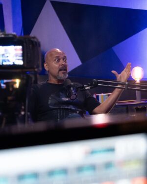 Claudio Galvan Instagram - Atenção, pode parecer que esse episódio foi dublado… rs.
Hoje, @netonizo recebe no Nizológico mais uma lenda da dublagem, @claudiogalvan . Conhecido por dar voz a personagens inesquecíveis como Pato Donald, Garfield, Ursinho Pooh, Wall-E, Megamente e muitos outros. Nizo e Galvan abordam os desafios de trazer vida a personagens icônicos, experiências pessoais e como seus personagens influenciaram sua carreira e a cultura pop.

Novamente, foi um encontro de gigantes e uma aula sobre dublagem, repleta de humor e nostalgia. Perfeito para fãs de animações, filmes e todos que admiram a arte da dublagem.

Detalhe importante: hoje você vai aprender a imitar o Pato Donald; teve até tutorial.

Pegue a pipoca e aperte o play, afinal, aqui a gente cria o bicho solto.

#Nizológico #nizoneto #Claudiogalvan #dublagem #dublagembrasil #patodonald #dubladores